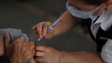 Despiden a un funcionario mexicano que se vacunó contra el covid-19 con la excusa de que había un "excedente" de dosis en un hospital