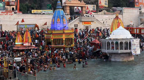 Más de 1.000 personas dan positivo al covid-19 en 48 horas durante un multitudinario festival religioso en la India
