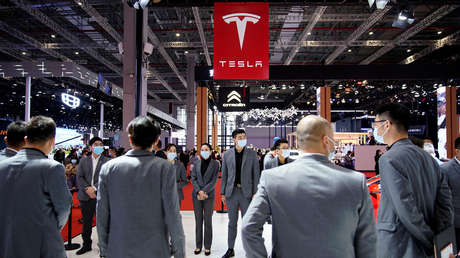 Internautas critican la "arrogante" respuesta de Tesla a la mujer que protestó por fallos en los frenos durante una feria automovilística en China