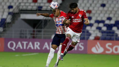 Futbol a pesar de todo: la noche que River Plate empató ante Junior en Colombia en medio de gases lacrimógenos