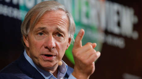 El inversor Ray Dalio revela que posee "algunos bitcoines" pese a las dudas que le genera el criptomercado