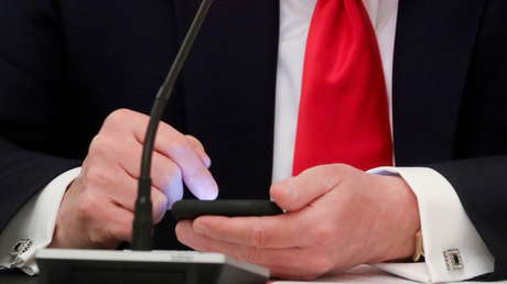 Facebook bloquea las cuentas de Trump por 2 años y este responde: "No habrá cenas con Zuckerberg la próxima vez que esté en la Casa Blanca"