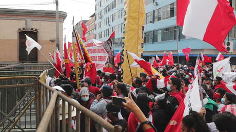 Manifestaciones en Perú a la espera de los resultados de la reñida elección presidencial