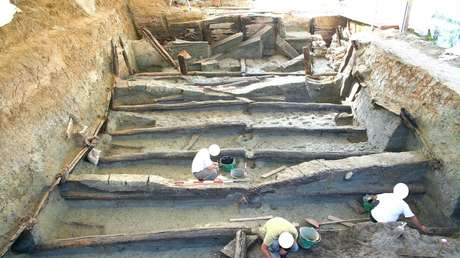 FOTOS: Reevalúan la edad de la única "piscina infinita" de madera construida en la Italia de la Edad de Bronce
