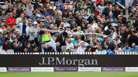 Le dice a su empresa que está enferma y no puede trabajar... pero su jefe la ve en TV celebrando los goles de Inglaterra