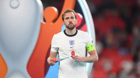 Jugadores de la selección de Inglaterra se quitan sus medallas de plata tras su derrota en la final de la Eurocopa ante Italia