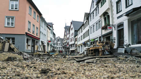 VIDEO: Captan a una casa arrastrada por la corriente flotando por una calle durante las inundaciones en Alemania