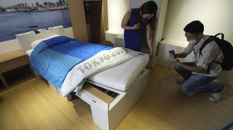 Un gimnasta pone a prueba las "camas antisexo" de los JJ.OO. de Tokio