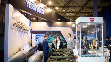 El misil no guiado ruso S-13B se presenta en el salón aeronáutico internacional MAKS 2021