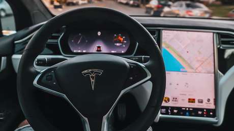 El piloto automático de Tesla confunde la Luna con un semáforo en amarillo (VIDEO)