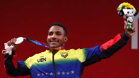 Primera medalla olímpica para Venezuela en Tokio: Julio Mayora se alza con plata en halterofilia