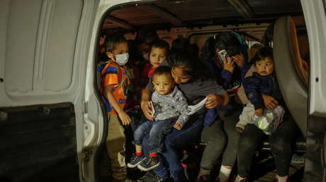 Al menos 10 muertos en Texas al volcar una camioneta que transportaba migrantes cerca de la frontera con México