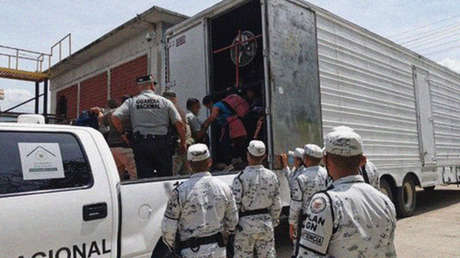 Autoridades rescatan a 63 menores y 30 adultos centroamericanos hacinados en un camión en México