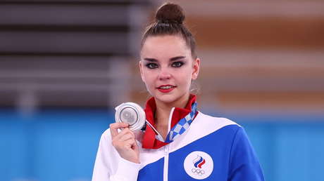 "Vergüenza para la gimnasia": Rusia denuncia el arbitraje en la final de la rítmica, ganada por la israelí Linoy Ashram pese a dejar caer la cinta