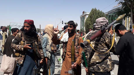 FOTO: Cubren con pintura imágenes de mujeres en Kabul ante la inminente llegada de los talibanes