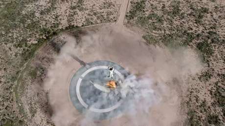 VIDEO, FOTOS: Blue Origin lanza al espacio una obra de arte pintada en una cápsula y miles de postales de niños