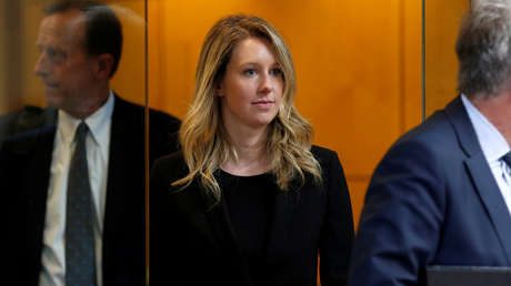 Elizabeth Holmes, que fue la multimillonaria más joven de EE.UU., acusa a su exnovio de maltratos en el juicio por el fraude de su firma Theranos