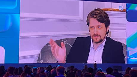 Edward Snowden explica cómo Apple abusa de sus capacidades tecnológicas para 'hackear' la privacidad de sus usuarios