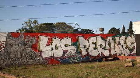 Los Perales: el barrio argentino que rinde culto a sus vecinos al ritmo de la cumbia y la memoria histórica