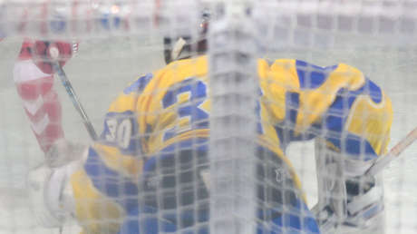 Una estrella ucraniana de hockey realiza un gesto racista "inaceptable" a un rival de 'comer un plátano' y se enfrenta a una sanción