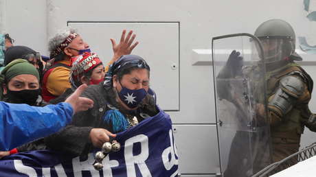 Un muerto y 10 detenidos dejan choques entre la Policía y activistas mapuches durante una marcha en Santiago de Chile (VIDEO)