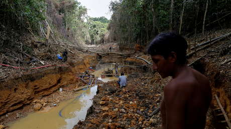 Dos niños yanomamis son engullidos por el río tras jugar cerca de una maquinaria de mineros ilegales en la Amazonia brasileña