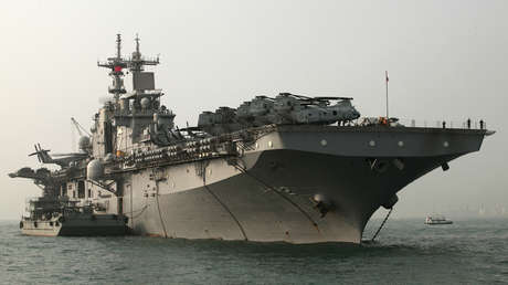 VIDEO: Un helicóptero iraní sobrevuela un buque de guerra de EE.UU. en aguas del golfo Pérsico