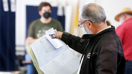 Empiezan a cerrar los colegios electorales en Chile en medio de una jornada decisiva