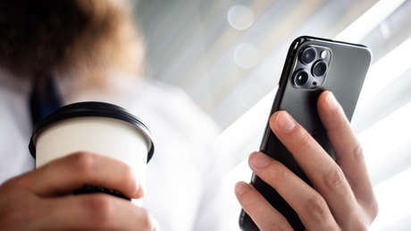 Apple envía a periodistas y opositores salvadoreños una alerta de "un posible espionaje" por "atacantes patrocinados por el Estado"