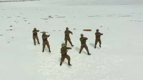 VIDEO: Soldados chinos bailan a 5.200 metros de altitud