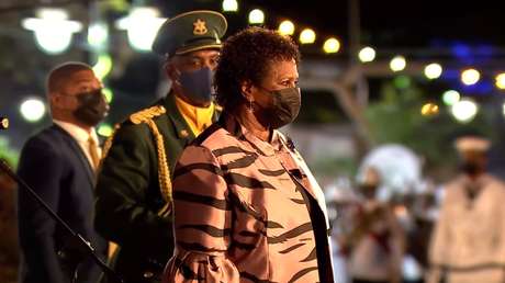 Barbados completa la transición del poder de la corona británica y se convierte en una república