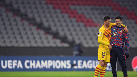 El abrazo entre risas de un jugador del Barça con un rival indigna a la afición culé tras la dramática eliminación de Champions (FOTO)