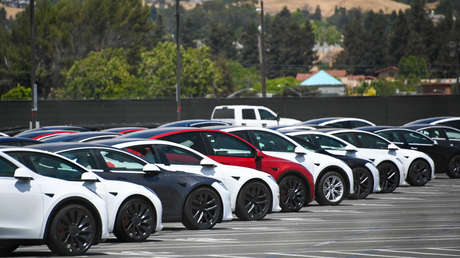 "Una situación extraña difícil de explicar": Tesla vende coches eléctricos de 2021 con baterías antiguas y al precio de nuevos