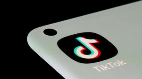 "Asegúrate de revisar los teléfonos de tus hijos": Una niña de 10 años muere en EE.UU. tras participar en 'el desafío del apagón' de TikTok