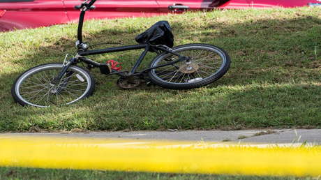 VIDEO: El caso del policía que derribó y lesionó a un afroamericano en bici porque circulaba sin luces llega a YouTube