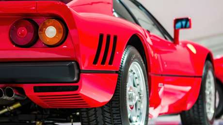 Un Ferrari choca contra un centro comercial y se queda medio empotrado (FOTOS, VIDEO)