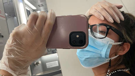 Una mujer da positivo por covid-19 en pleno vuelo y se aísla durante cinco horas en un diminuto baño del avión (VIDEO)