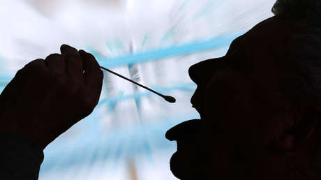 VIDEO: Una periodista aconseja hacer un test de antígenos con saliva además de uno con mucosa nasal para detectar el covid-19