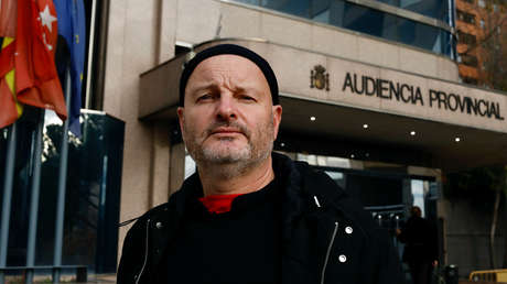 Absuelven al artista español que dibujó una paloma de la paz sobre la tumba del dictador Francisco Franco en el Valle de los Caídos