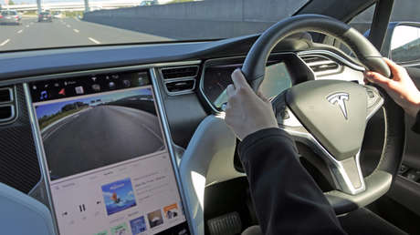 El 'hacker' que dice haber controlado remotamente más de 25 autos Tesla repartidos por todo el mundo explica cómo lo hizo