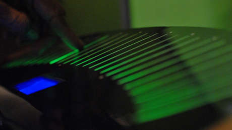 Un venezolano crea una serie de extraños instrumentos 'que no se tocan' y da un giro futurista a la música tradicional de su país