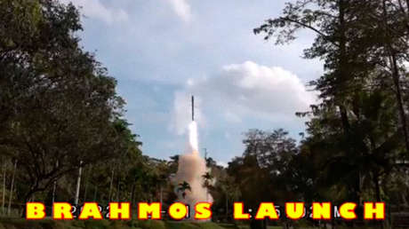 La Armada india destruye con éxito un barco fuera de servicio con misiles antibuque 'rusos' BrahMos y Uran (VIDEO)