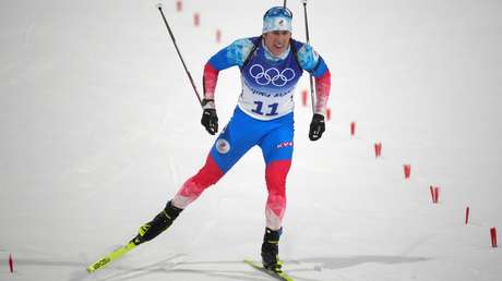 El biatleta ruso Eduard Latýpov obtiene la medalla de bronce en la prueba de persecución en los JJ.OO. de Pekín