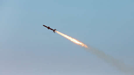 Los rebeldes hutíes lanzan ataques contra una instalación petrolera y otros objetivos en Arabia Saudita