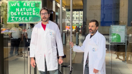 ¿'No miren arriba' de la vida real?: científico arrestado por encadenarse a la puerta de un banco alerta que "nos dirigimos a una maldita catástrofe"