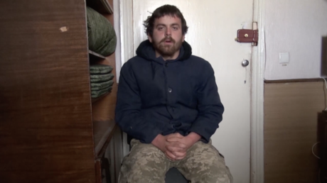 "¿Quién pidió que EE.UU. se metiera entre nosotros?": Un militar ucraniano depone las armas y llama a detener el conflicto con Rusia (VIDEO)