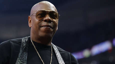 El comediante Dave Chappelle es atacado por un hombre armado con una réplica de pistola durante su actuación en Los Ángeles (VIDEOS)