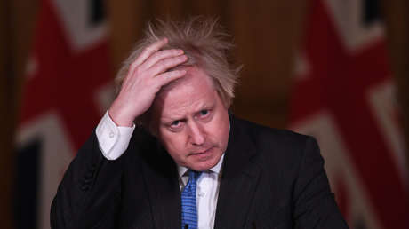 Acusan a Boris Johnson de mentir al Parlamento y a la Policía tras la publicación de fotos en las que aparece bebiendo en una fiesta en plena pandemia