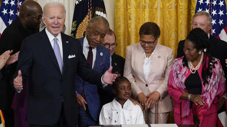 Biden firma un decreto para reformar la Policía en EE.UU. al cumplirse dos años de la muerte de George Floyd