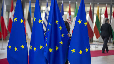 La UE acuerda el embargo parcial contra el petróleo ruso y desconectar del SWIFT al mayor banco de Rusia, entre otras medidas